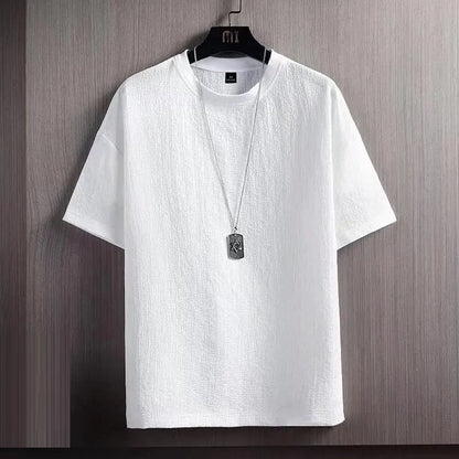 Weißes T-Shirt aus Baumwolle mit Kette, lässig, kurzärmelig, Herrenmode, minimalistischer Stil.