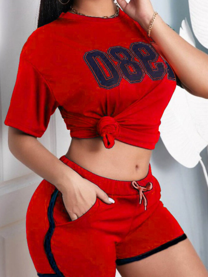 Frau in rotem Sport-Set, T-Shirt und Shorts, Freizeitmode, Sommeroutfit, Damenbekleidung.