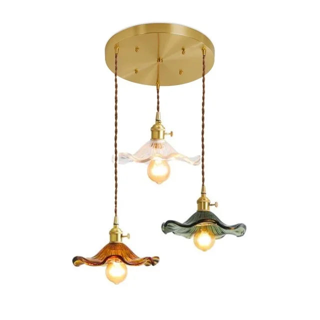 Dreiflammige Pendelleuchte aus Glas und Metall, Vintage-Design, goldene Deckenhalterung.