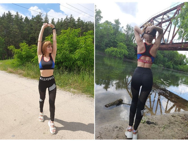 Frau in Sportbekleidung beim Dehnen im Freien, schwarze Leggings, blauer Sport-BH, Brücke im Hintergrund.