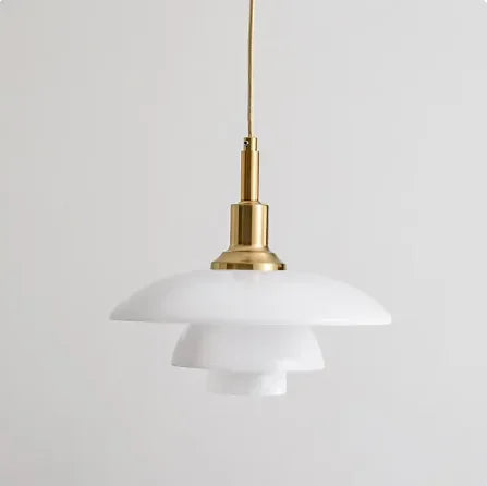 Weiße Pendelleuchte aus Glas mit Messingakzenten, modernes skandinavisches Design.