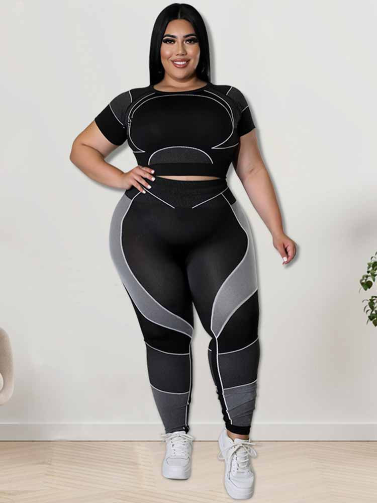 Frau in schwarzem Sport-Set, Leggings und Crop-Top, Plus-Size-Mode, Fitness-Outfit.