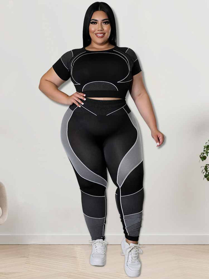 Frau in schwarzem Sport-Set, Leggings und Crop-Top, Plus-Size-Mode, Fitness-Outfit.