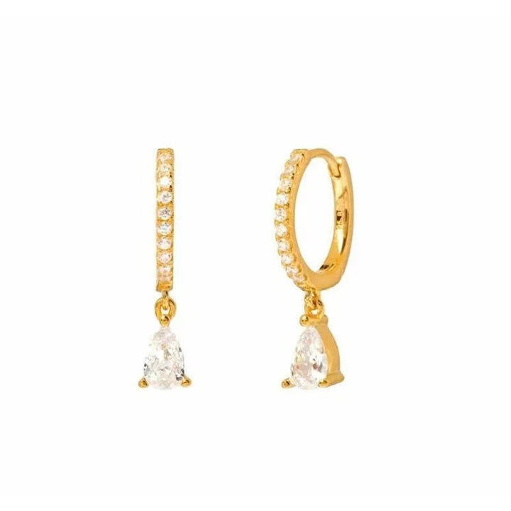 Goldene Creolen mit Zirkonia-Anhänger, eleganter Schmuck, Damen-Ohrringe, modisch, glänzend.