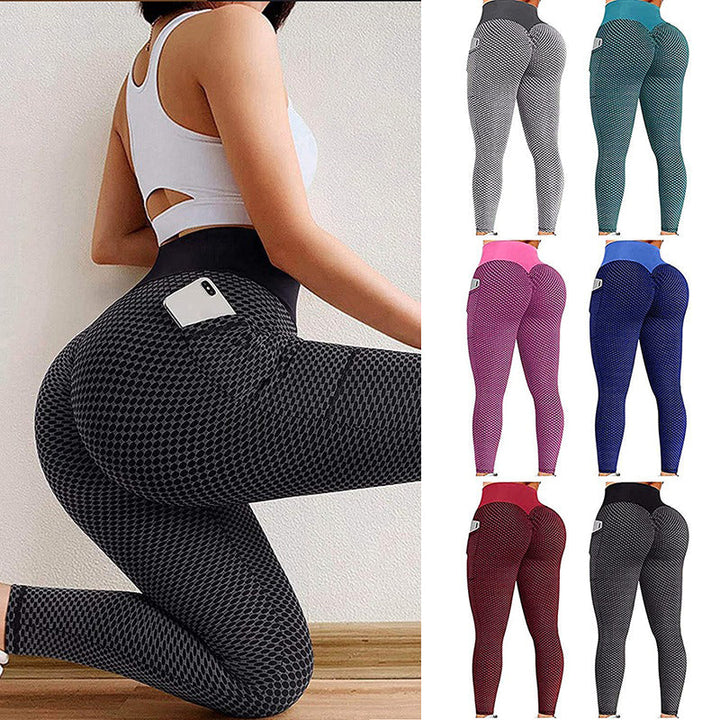 Frau in schwarzer Leggings mit Handy, verschiedene Farben, Sportbekleidung, figurbetont, elastisch.