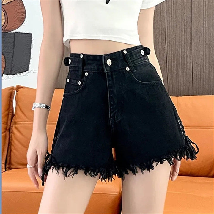 Frau trägt schwarze Jeansshorts mit Fransen, modisch, Sommerkleidung, Damenmode.