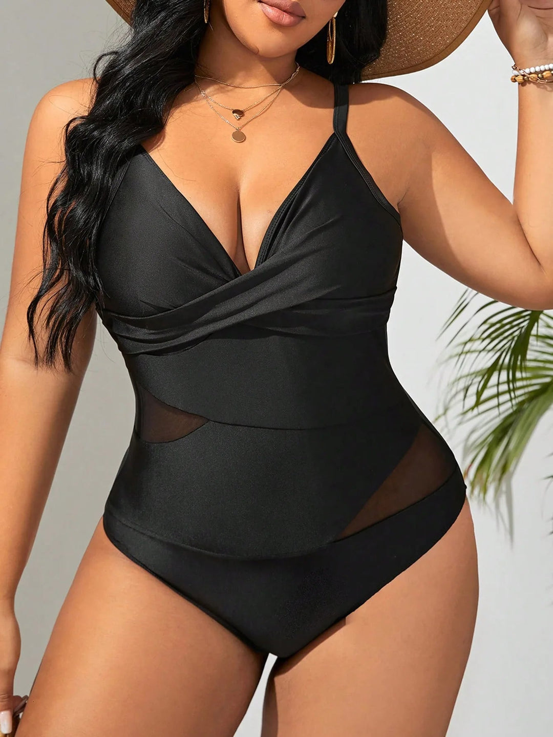 Frau in schwarzem Badeanzug mit V-Ausschnitt, elegantes Design, Sommermode, Strandkleidung.