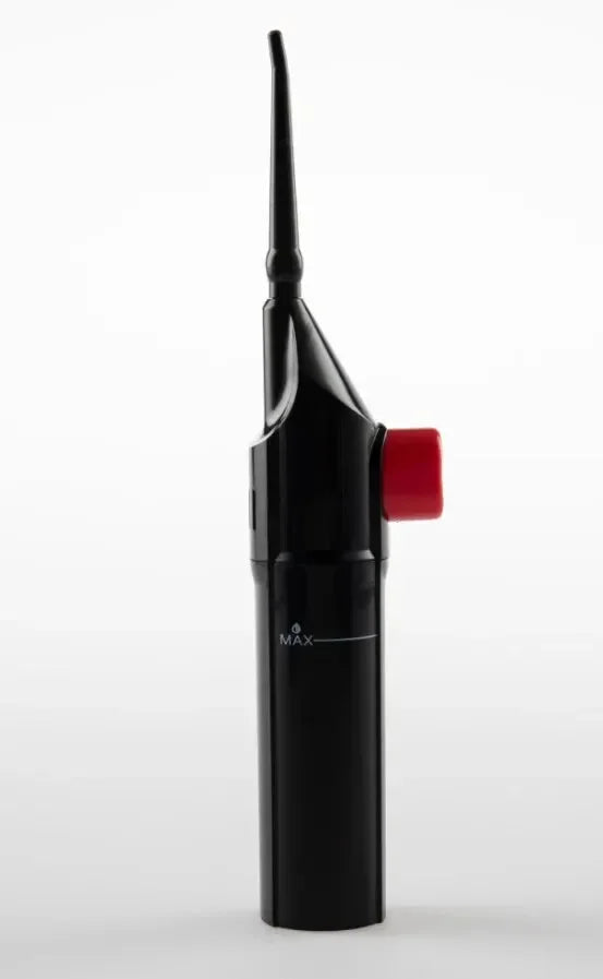 Schwarzer elektrischer Ohrreiniger mit rotem Knopf, ergonomisches Design, Ohrpflegegerät.