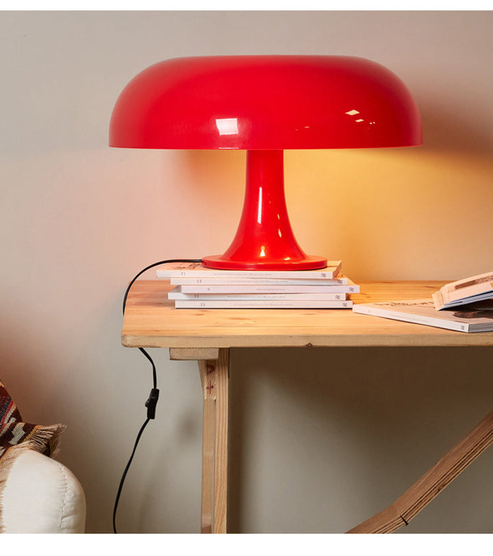 Rote Tischlampe auf Holzregal, modernes Design, Beleuchtung, Inneneinrichtung, Wohnaccessoire.
