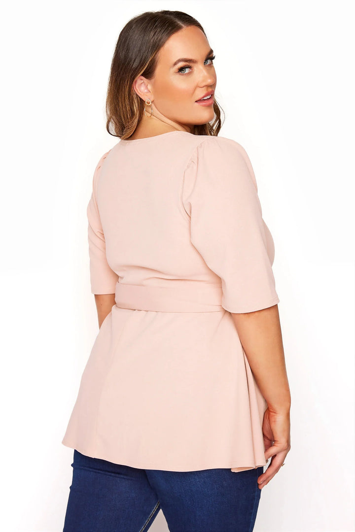 Frau in rosa Bluse und blauer Jeans, Rückansicht, Mode, Damenbekleidung, Freizeitlook.