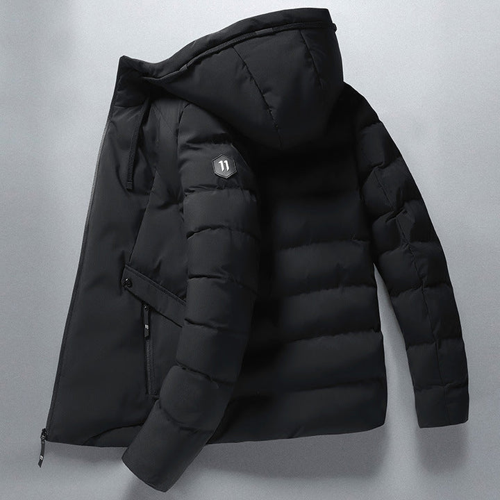 Schwarze Daunenjacke mit Kapuze, Reißverschluss, warm, Wintermode, Herrenbekleidung.