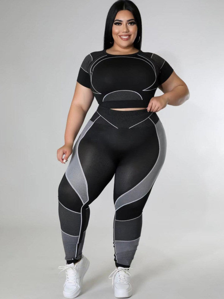 Schwarzes Sport-Set für Damen, bestehend aus Crop-Top und Leggings, mit grauen Akzenten.