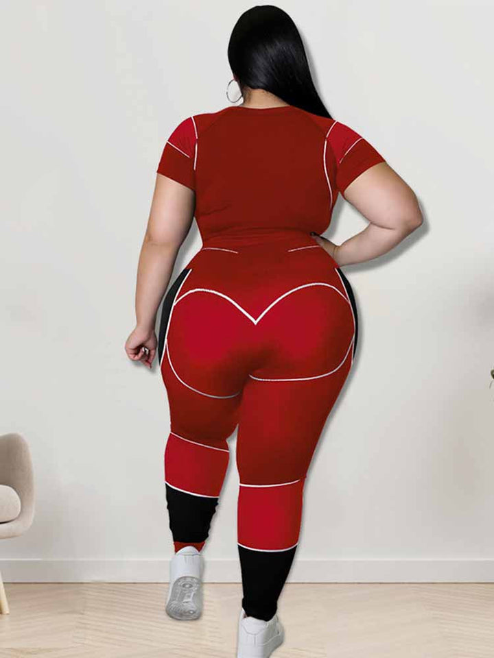 Frau in rotem Sportanzug, Rückansicht, Plus-Size, Fitnessmode, bequeme Kleidung, modern.