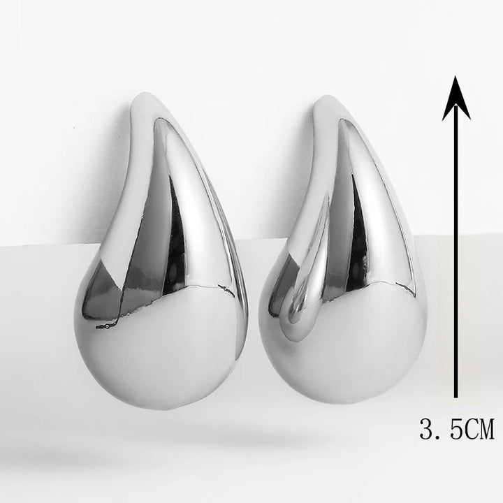 Silberne Tropfen-Ohrringe, glänzend, 3,5 cm, modisches Schmuckdesign, elegantes Accessoire.