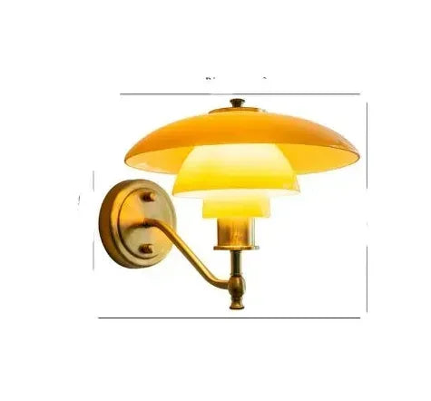Goldene Wandleuchte mit gelbem Glasschirm, Vintage-Design, Innenbeleuchtung.