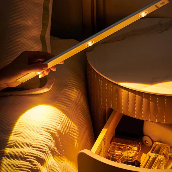 LED-Lichtleiste für Schrankbeleuchtung, warmweiß, energiesparend, modernes Design.