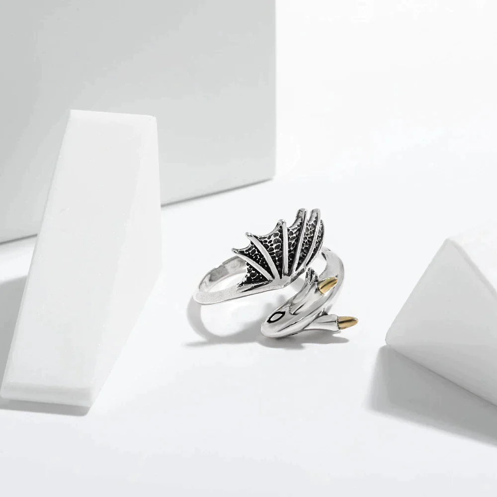 Silberner Drachenring mit schwarzen Details, verstellbar, modisches Accessoire, Unisex-Schmuck.