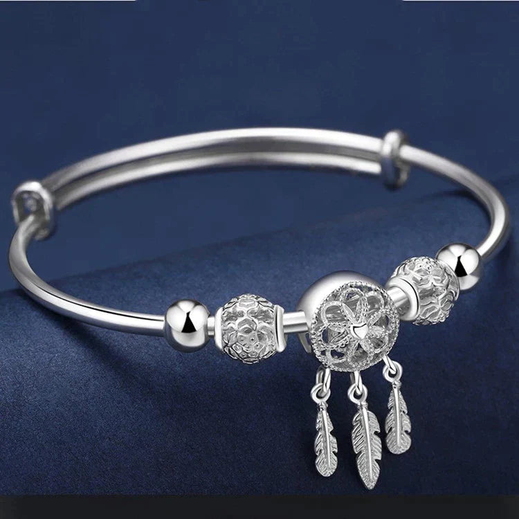 Silbernes Traumfänger-Armband mit Federn, verstellbar, elegantes Schmuckdesign.