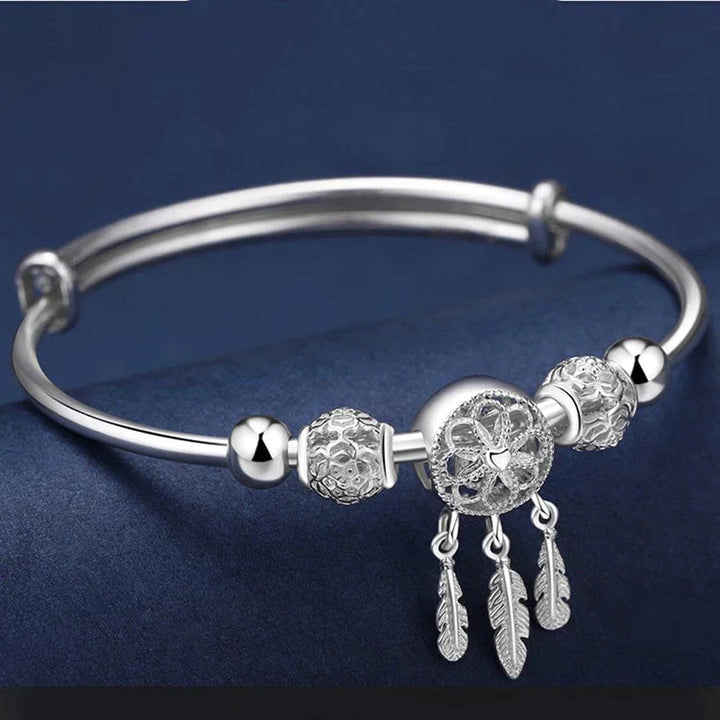 Silbernes Traumfänger-Armband mit Federn, verstellbar, elegantes Schmuckdesign.