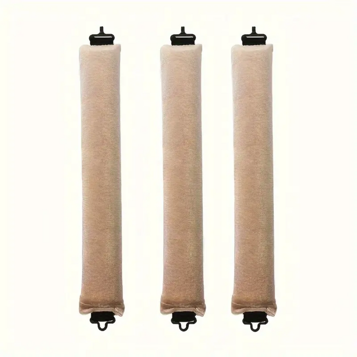 Drei beige Zugluftstopper aus Stoff mit Aufhängern, ideal für Türen und Fenster.