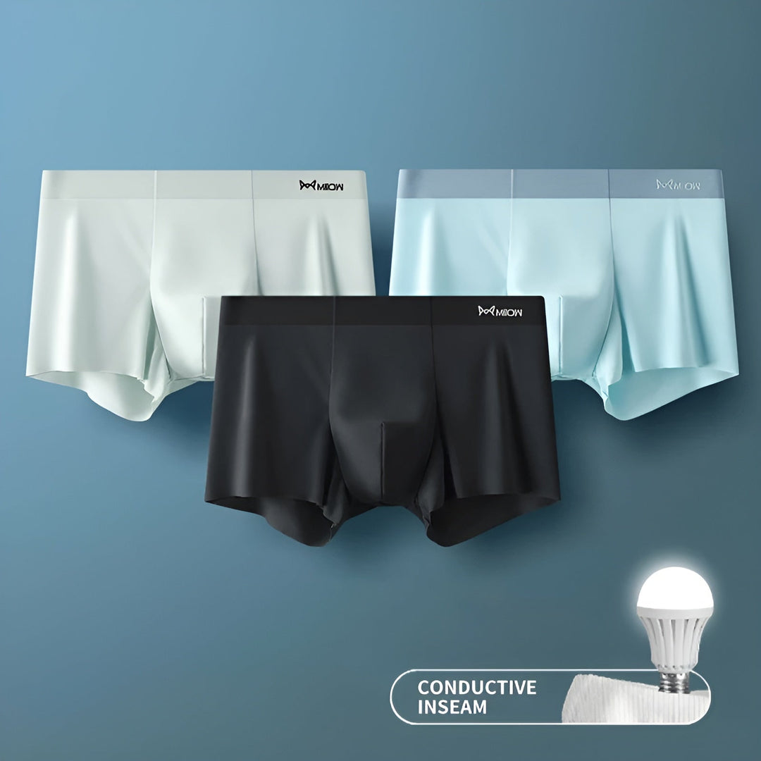 Drei Herren-Boxershorts in Schwarz, Hellblau und Weiß mit leitfähigem Einsatz, nahtloses Design.