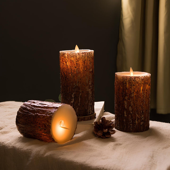 Drei rustikale LED-Kerzen in Holzoptik auf Tisch, stimmungsvolle Beleuchtung, Dekoration.
