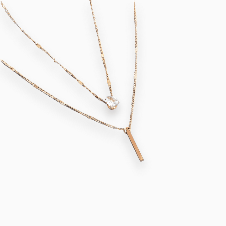 Goldene Halskette mit Anhängern, dreilagig, elegantes Design, Damen-Schmuck, modisch.