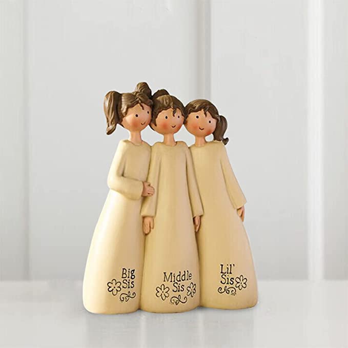 Keramikfigur drei Schwestern, cremefarben, mit Aufschriften "Big Sis", "Middle Sis", "Lil' Sis".