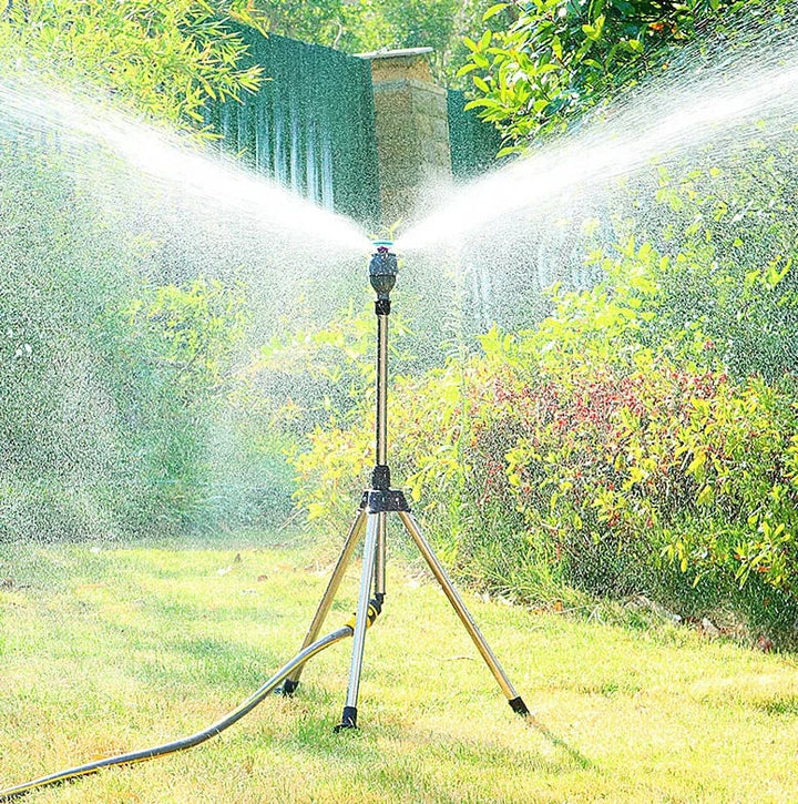 Rasensprenger auf Stativ im Garten, Bewässerungssystem, verstellbar, Sommer, grün, effizient.