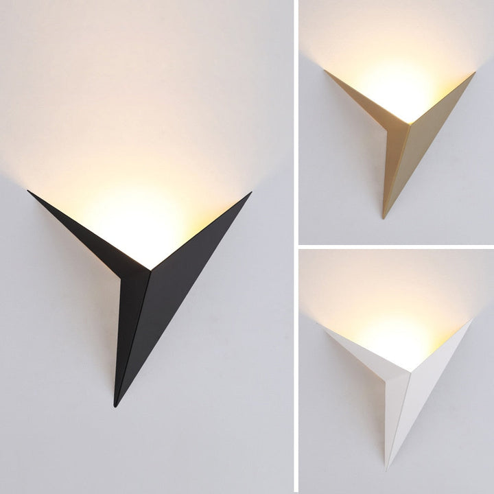 Moderne dreieckige Wandleuchte, schwarz, gold, weiß, LED, minimalistisch, Innenbeleuchtung.