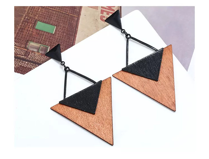 Dreieckige Ohrringe aus Holz und Metall in Schwarz und Braun, geometrisches Design.