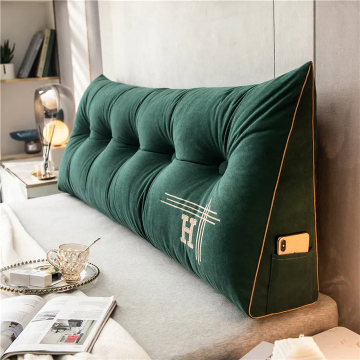 Grünes Keilkissen mit Handyfach, Samtbezug, dekorativ, für Sofa oder Bett.