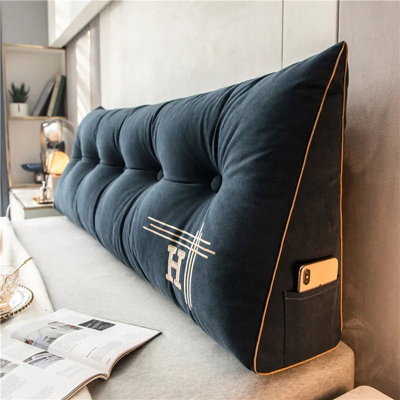 Dreieckiges Kopfteilkissen, dunkelblau, mit Tasche, für Bett oder Sofa, modernes Design.