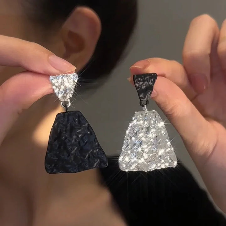 Zweifarbige geometrische Ohrringe, schwarz und silber, glänzend, modisch, Damenaccessoire.