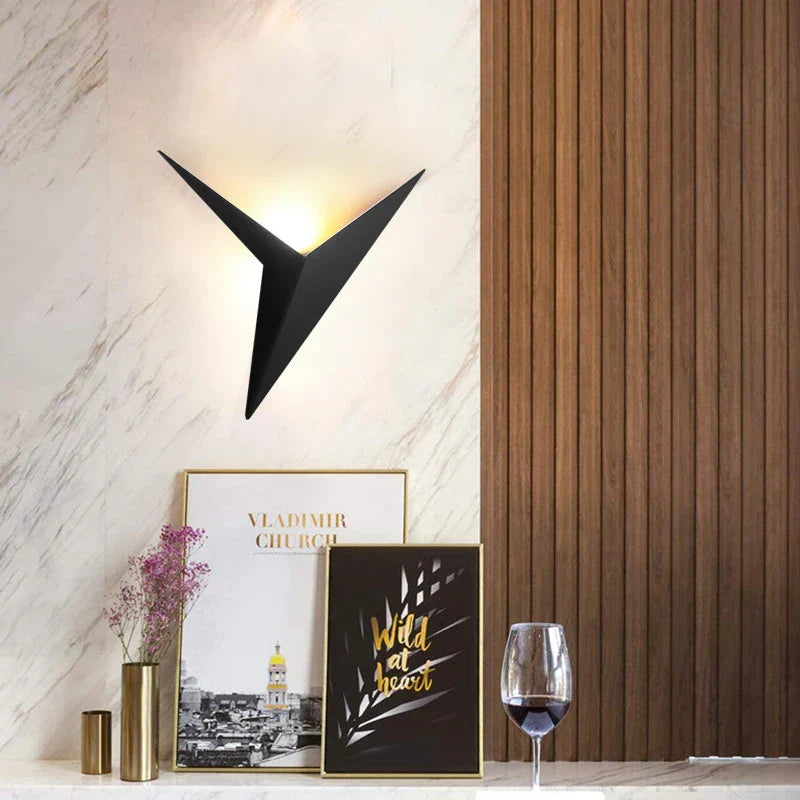 Moderne schwarze LED-Wandleuchte in Dreiecksform, minimalistisches Design, Innenraumbeleuchtung.