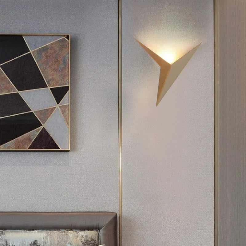 Moderne dreieckige LED-Wandleuchte, minimalistisch, nordischer Stil, Innenraum, Wohnzimmer.