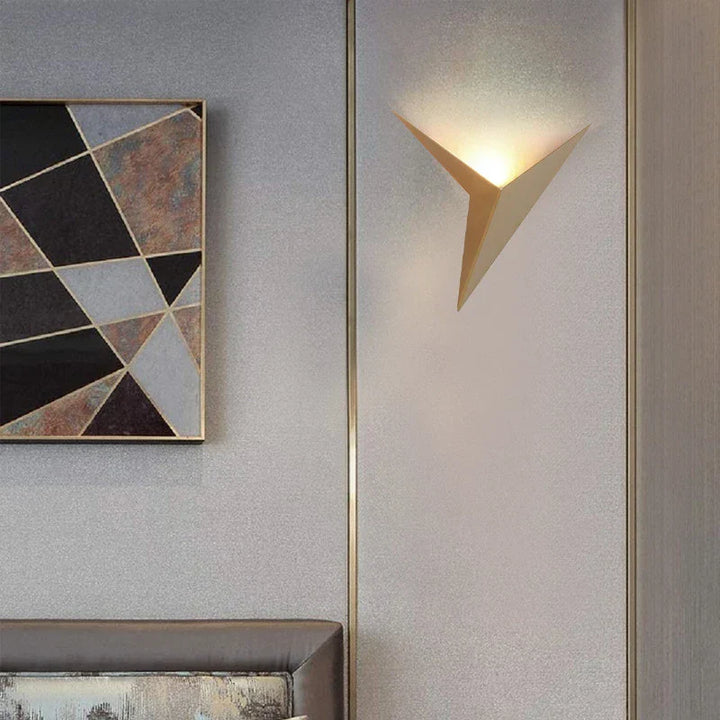 Moderne dreieckige LED-Wandleuchte, minimalistisch, nordischer Stil, Innenraum, Wohnzimmer.