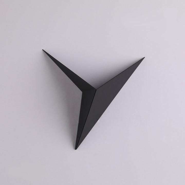 Schwarze, dreieckige Wanddekoration aus Metall, modernes Design, minimalistischer Stil.