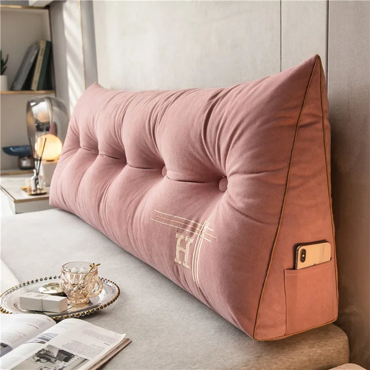 Rosa Keilkissen mit Taschen, gesteppt, für Bett oder Sofa, dekorativ und funktional.