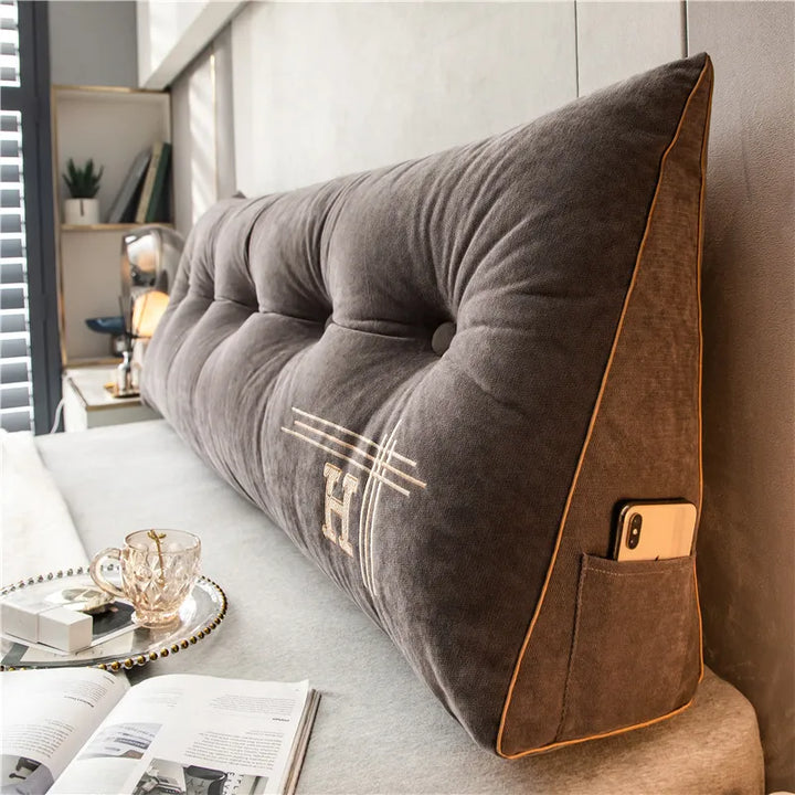 Graues Keilkissen mit Taschen, gesteppt, für Bett, Rückenlehne, Handyhalter, gemütlich.