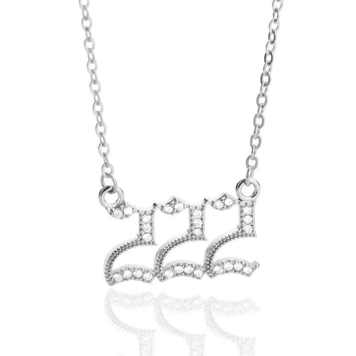 Silberne Halskette mit funkelndem Anhänger, arabisches Design, Damen-Schmuck, elegant.