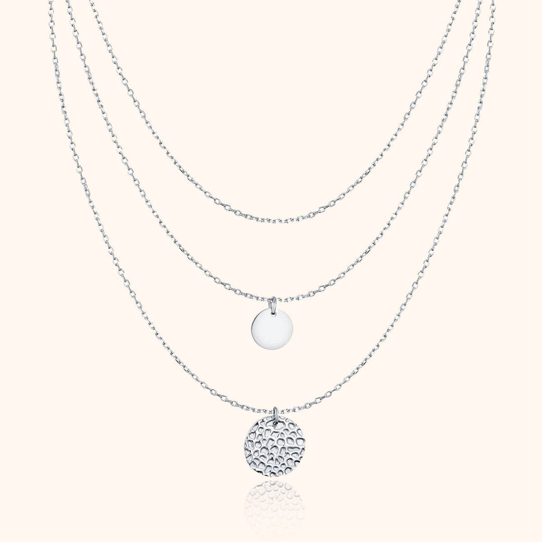 Silberne Halskette mit drei Anhängern, runde Plättchen, elegantes Schmuckdesign, Damenaccessoire.