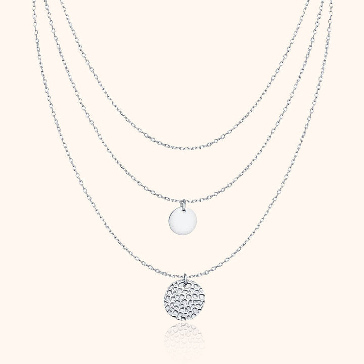 Silberne Halskette mit drei Anhängern, runde Plättchen, elegantes Schmuckdesign, Damenaccessoire.