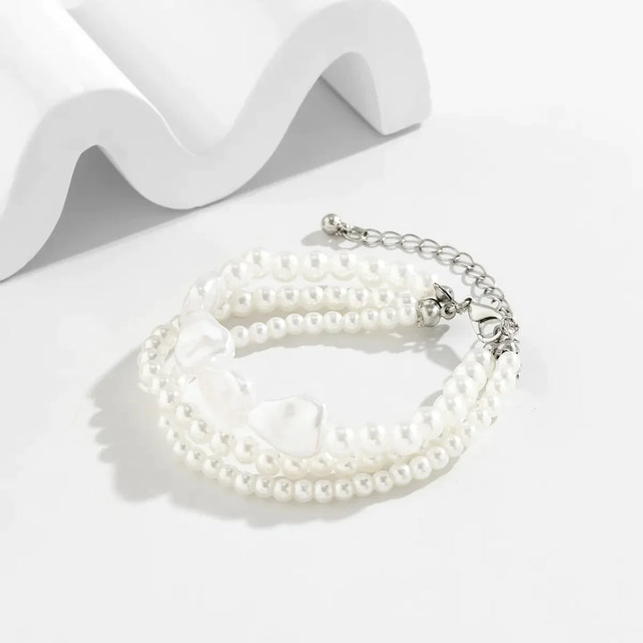 Weiße Perlenarmbänder mit Herzanhänger, dreireihig, verstellbar, Damen-Schmuck.