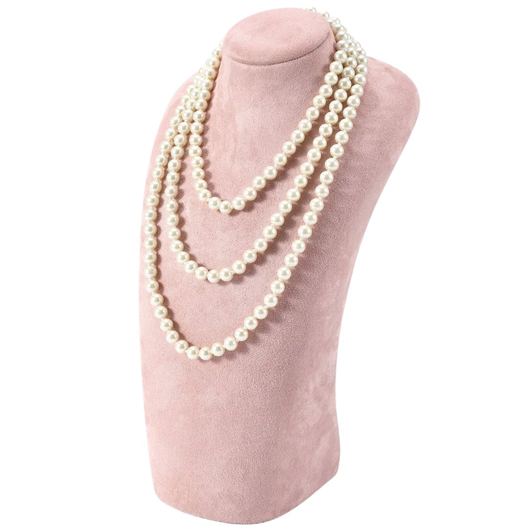 Perlenkette auf rosa Samt-Büste, eleganter Schmuck, dreireihig, klassisch, zeitloses Design.