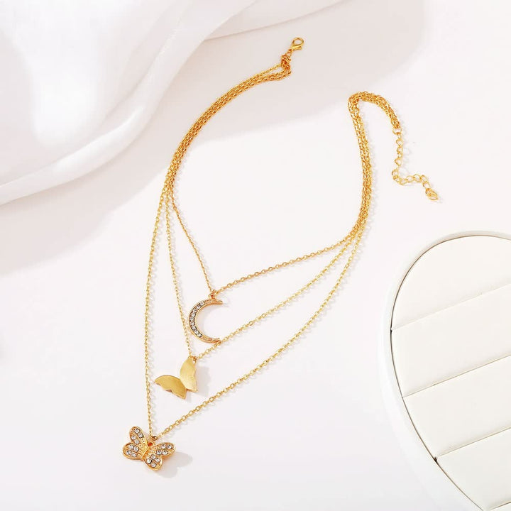 Goldene Halskette mit Schmetterling, Mond und Herzanhänger, Damen Schmuck, modisch, elegant.