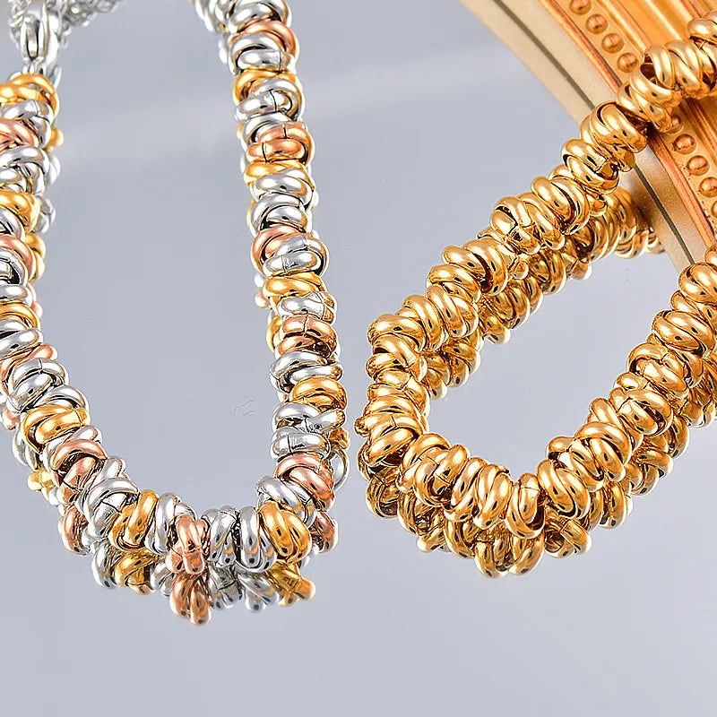 Gold- und Silberarmband aus Edelstahl, geflochtenes Design, modisches Schmuckstück.