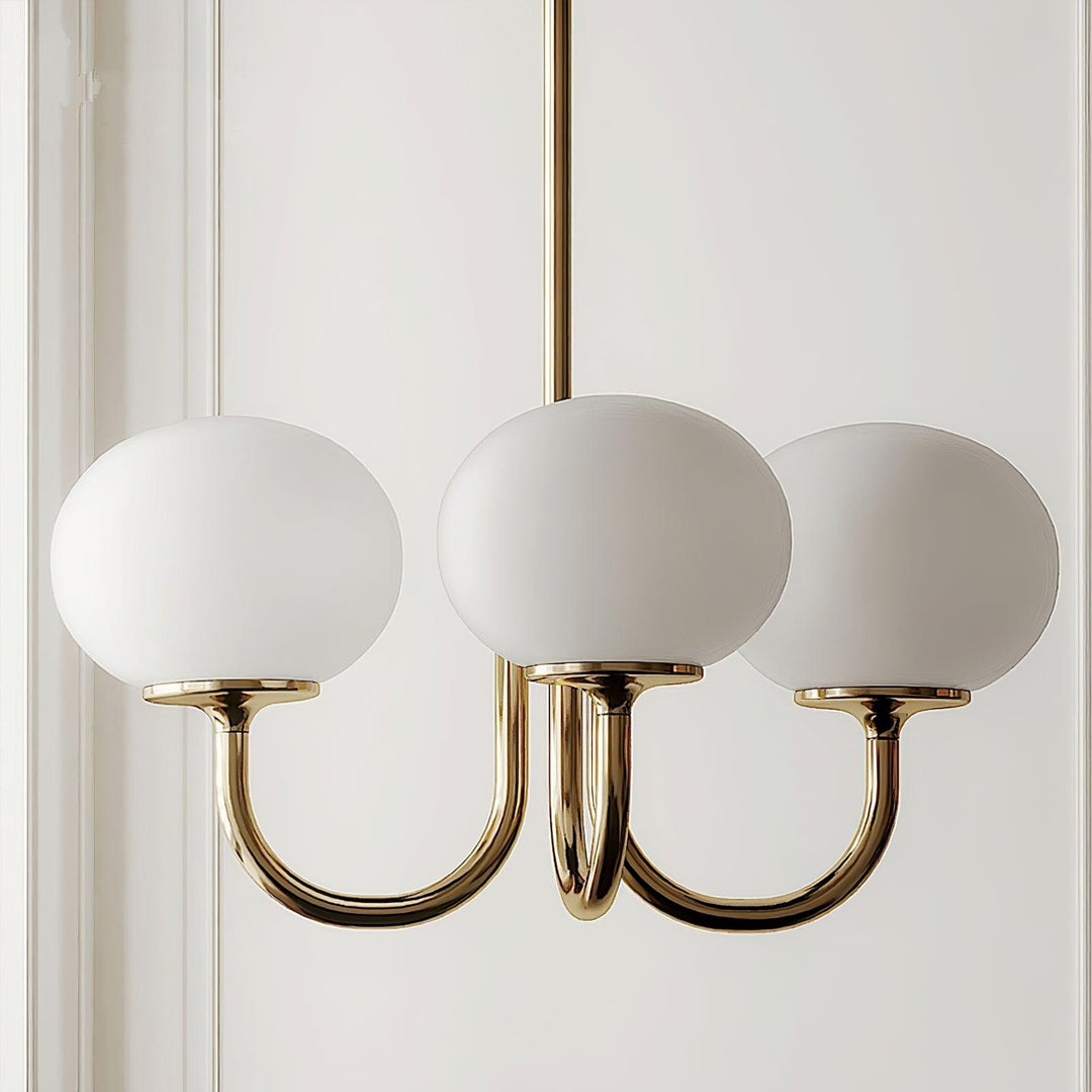 Goldene Kronleuchter mit drei weißen Glaskugeln, modernes Design, Wohnzimmerbeleuchtung.