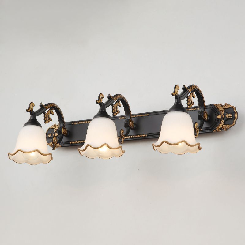 Dreiflammige Wandleuchte, antik, schwarz-gold, Glaslampenschirme, Vintage-Stil.