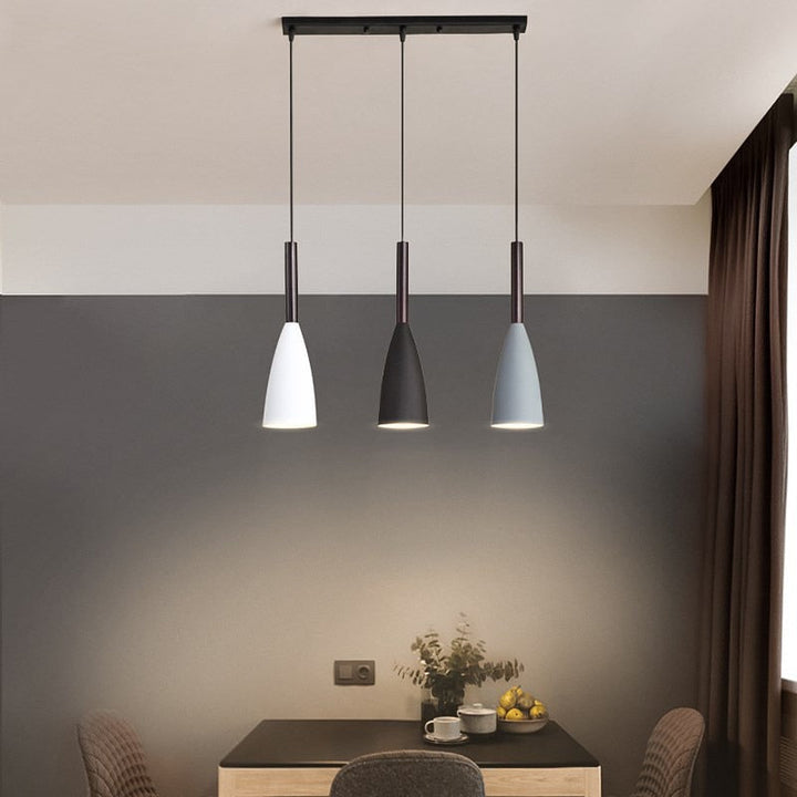 Moderne dreiflammige Pendelleuchte, schwarz-weiß, Esszimmer, minimalistisch, Innenbeleuchtung.
